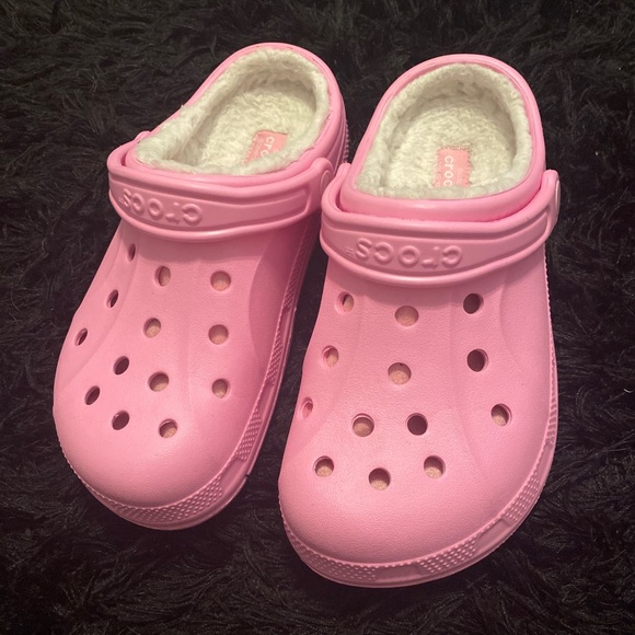 crocs with fur pink